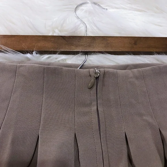 $10 CLEARANCE! H&M Taupe Circle A Line Pleat Midi Skirt - Picture 6 of 9